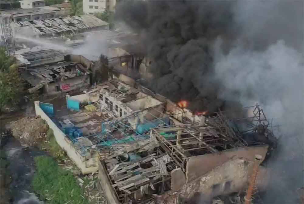 Letupan berlaku di sebuah dandang di kilang Amudan Chemical Company, di pinggir bandar Dombivli, Thane, kira-kira 35km dari Mumbai. Foto NDTV