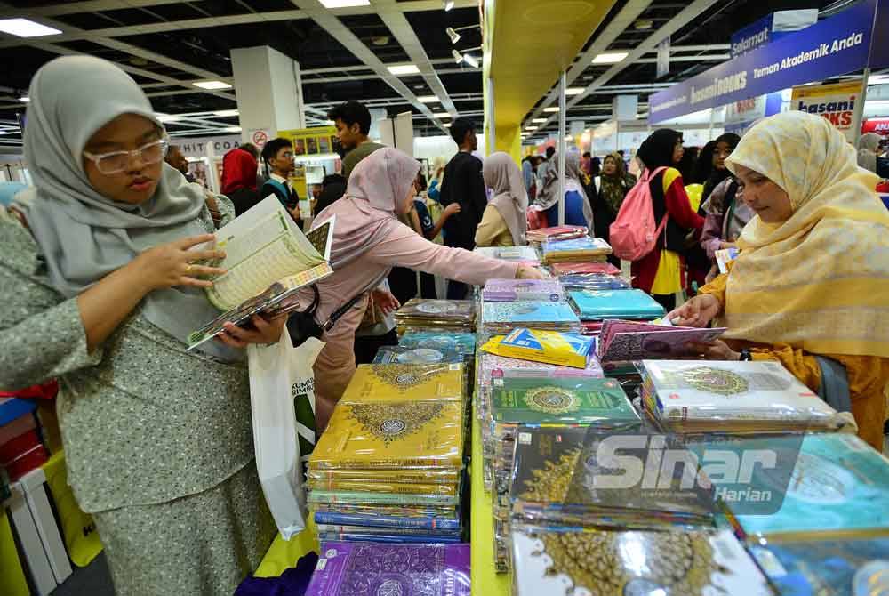 Orang ramai turut mendapatkan al-Quran di reruai Karangkraf PABKL 2024 di WTCKL, di sini pada Jumaat. Foto Sinar Harian-ASRIL ASWANDI SHUKOR