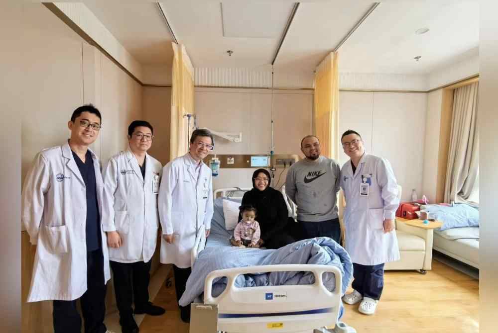Gambar kenangan Khayla,Noreen bersama pegawai perubatan di Hospital Renji,China.