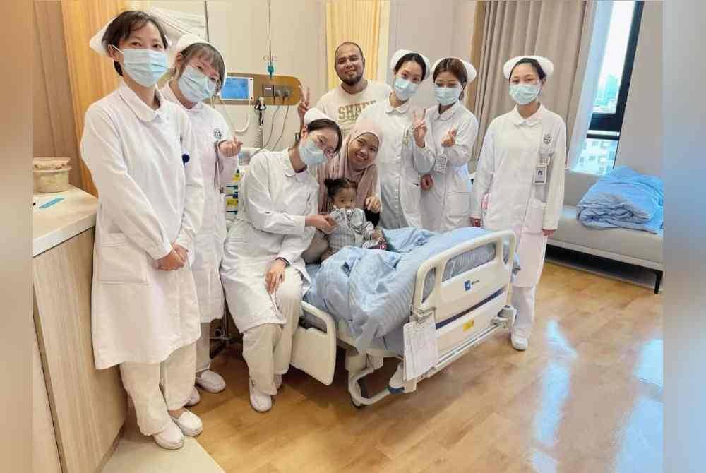 Khayla dan Noreen bersama jururawat di Hospital Renji,China.