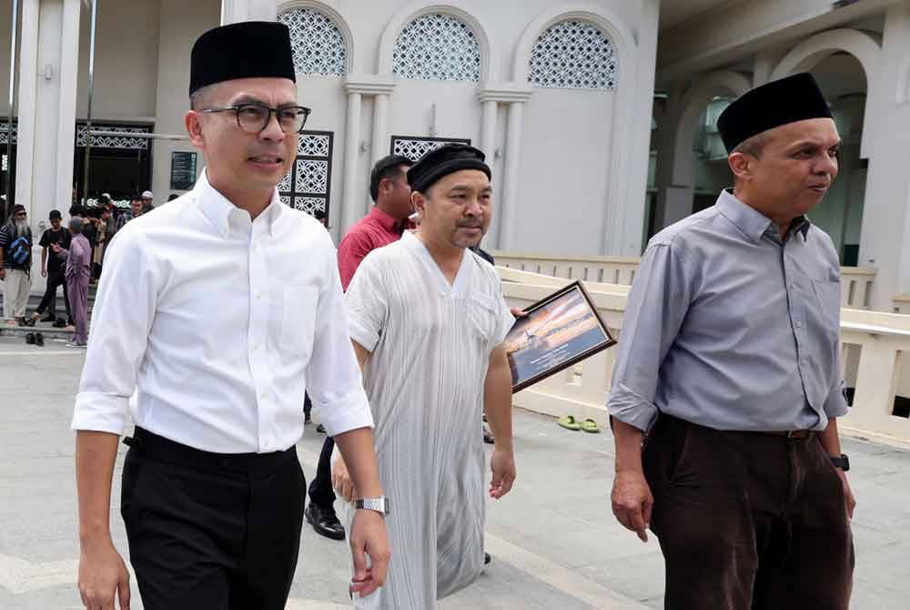 Fahmi selepas menunaikan solat Jumaat di Masjid Terapung Bandaraya Kuching hari ini. Foto Bernama