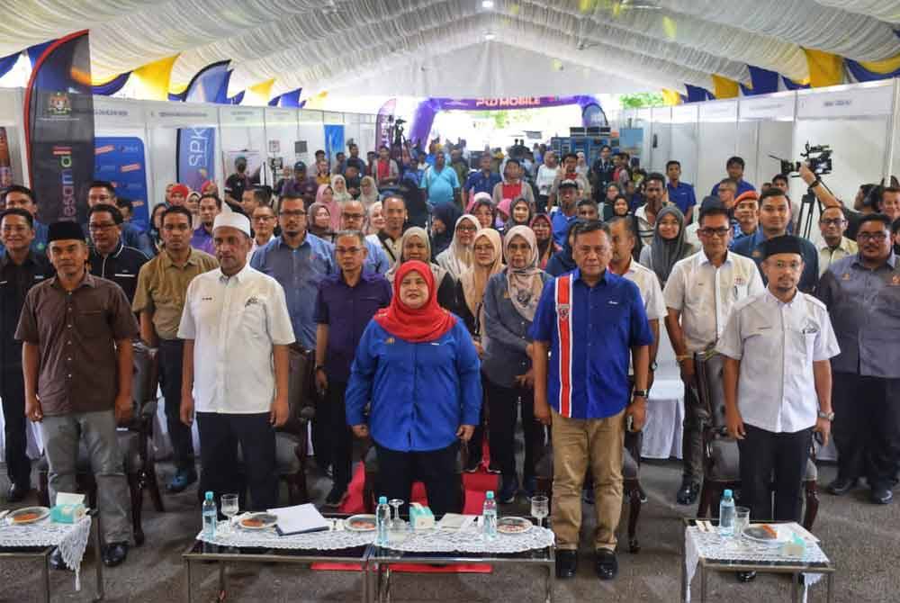 Rubiah (depan, tengah) bergambar kenangan bersama orang ramai yang hadir pada program berkenaan.