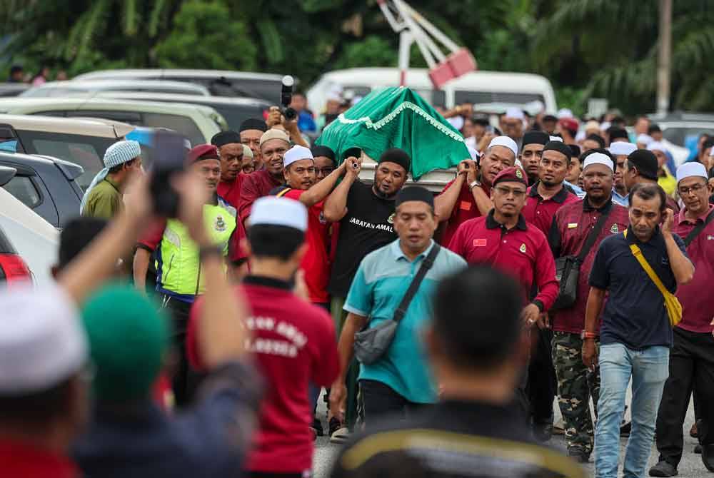 Orang ramai mengusung jenazah Ahli Dewan Undangan Negeri (ADUN) Sungai Bakap, Allahyarham Nor Zamri Latiff di Masjid Jamek Sungai Acheh pada Jumaat. Foto Bernama