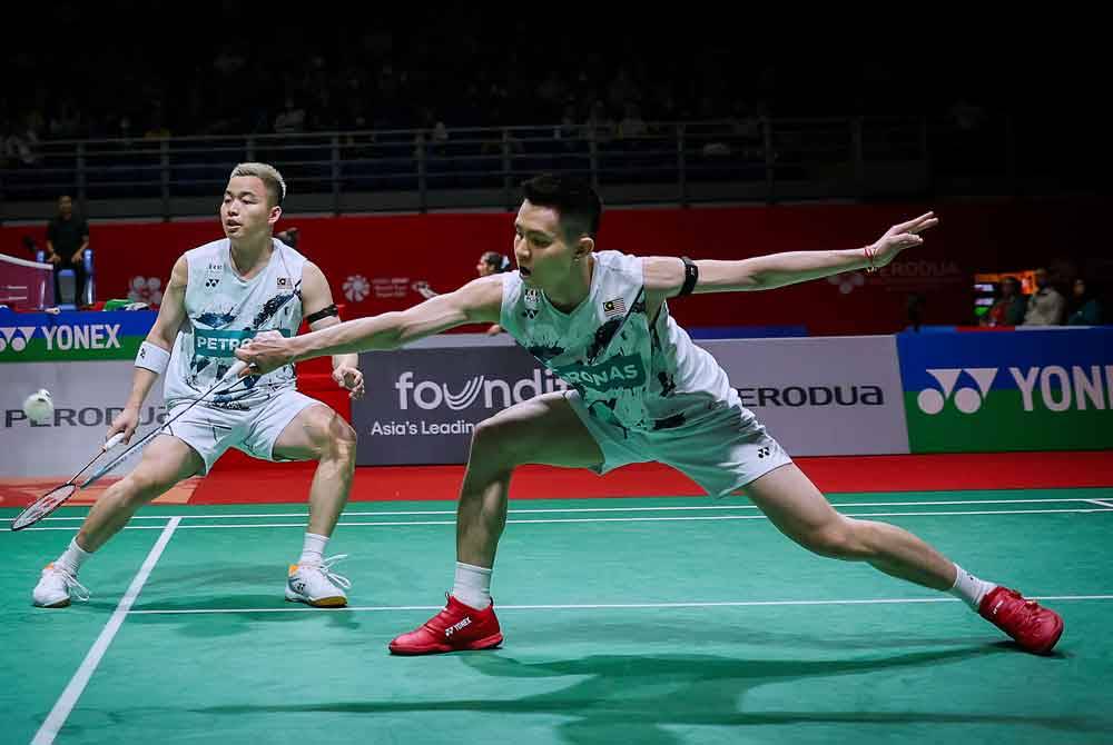 Perjuangan Aaron (kiri) dan Wooi Yik dalam Kejohanan Malaysia Masters tersekat dalam saingan suku akhir pada Jumaat. - Foto: Bernama.
