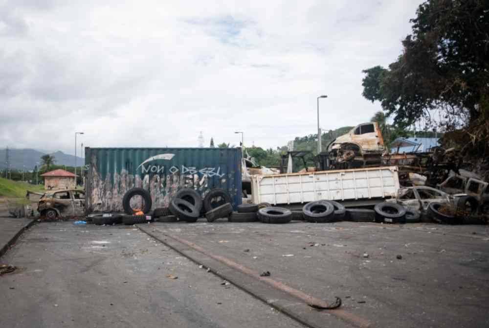 
Kenderaan dan tayar yang hangus dibakar juga dijadikan objek untuk mewujudkan sekatan ke daerah Montravel.