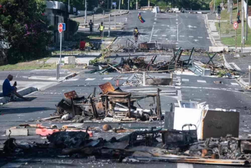
Laluan utama dihalang dengan sisa sampah sarap dan objek rentung di daerah Magenta.