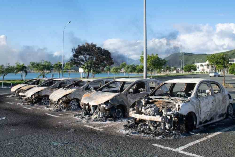 
Kenderaan di ruang parkir turut menjadi sasaran 'amukan' penunjuk perasaan di pinggir Noumea.