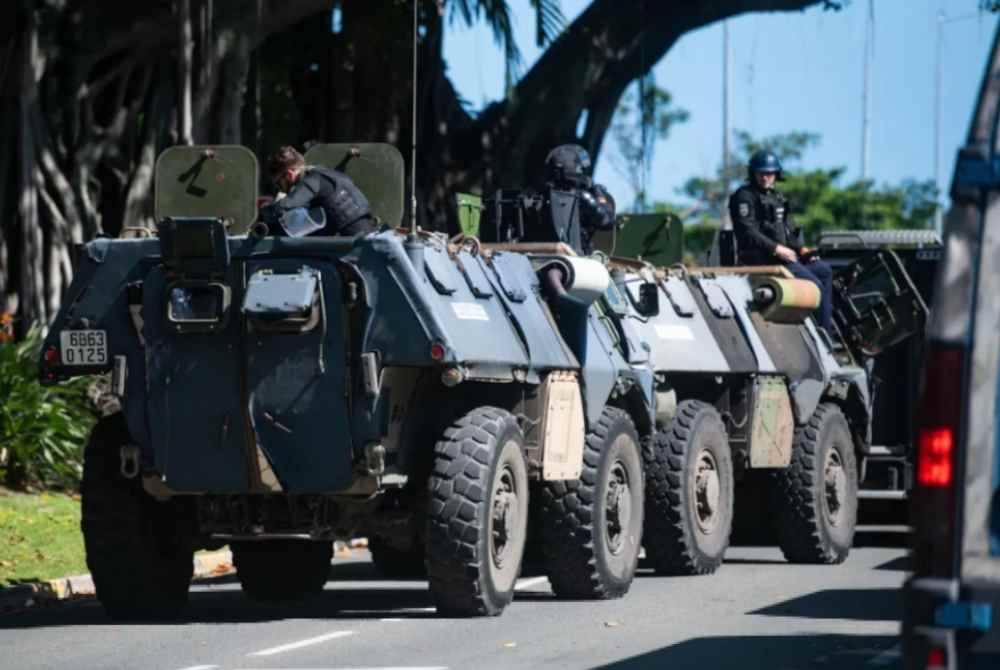 
Unit kereta kebal dikerahkan untuk mengawal situasi di sekitar Noumea.