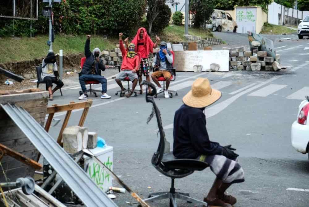 
Peserta protes terus menyekat jalan raya bagi menutup akses ke kawasan kejiranan sekitar.