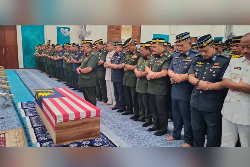 Jenazah Allahyarhamah Faridah disembahyangkan di Surau Al-Muhajirin Pangkalan Udara Subang pada Sabtu.