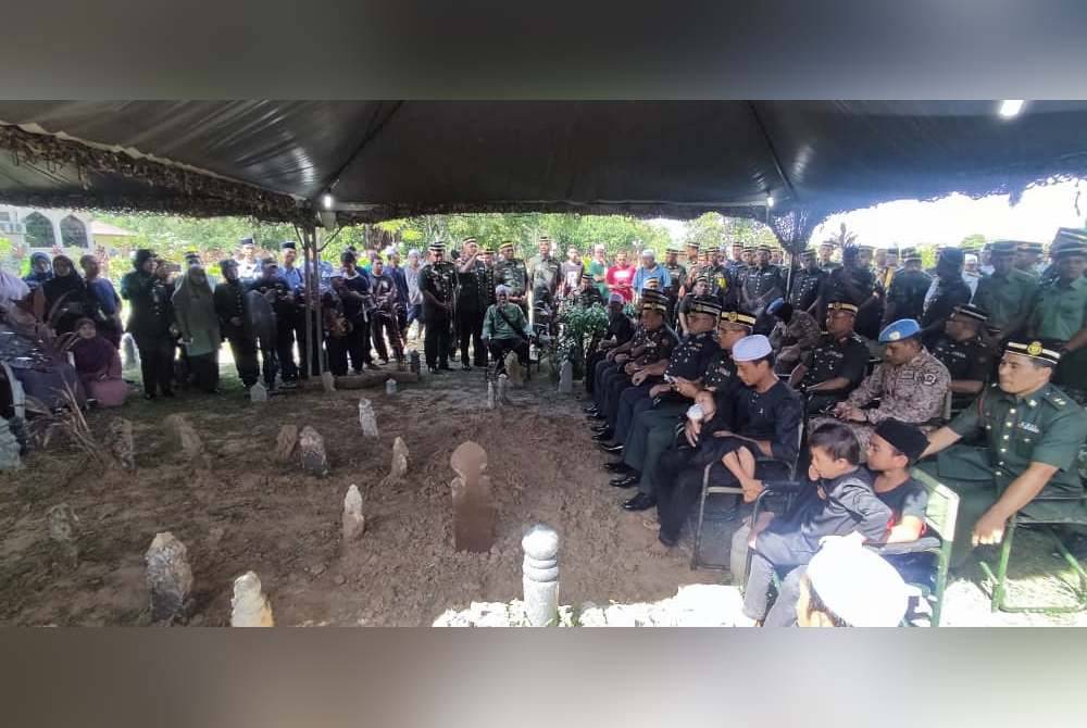 Jenazah Faridah dikebumikan di Tanah Perkuburan Islam Masjid Al-Anwar Kampung Tengah, mukim Tualang pada Sabtu.