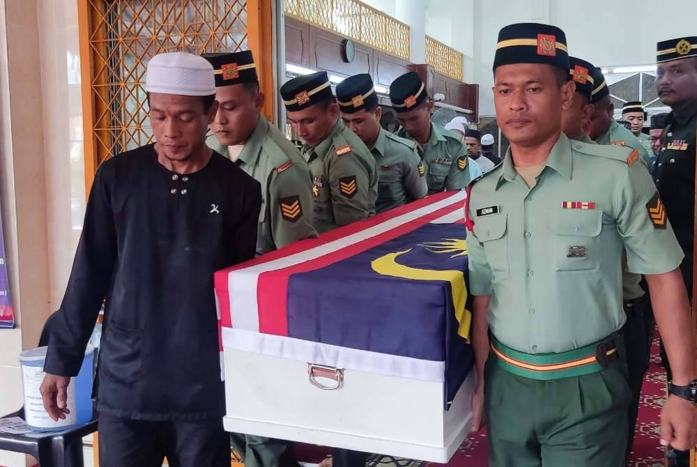 Suami Allahyarhamah, Noor Azmi Ariffin (kiri) mengiringi perjalanan terakhir isterinya di Tanah Perkuburan Islam Masjid Al-Anwar Kampung Tengah, mukim Tualang, Pokok Sena, pada Sabtu.