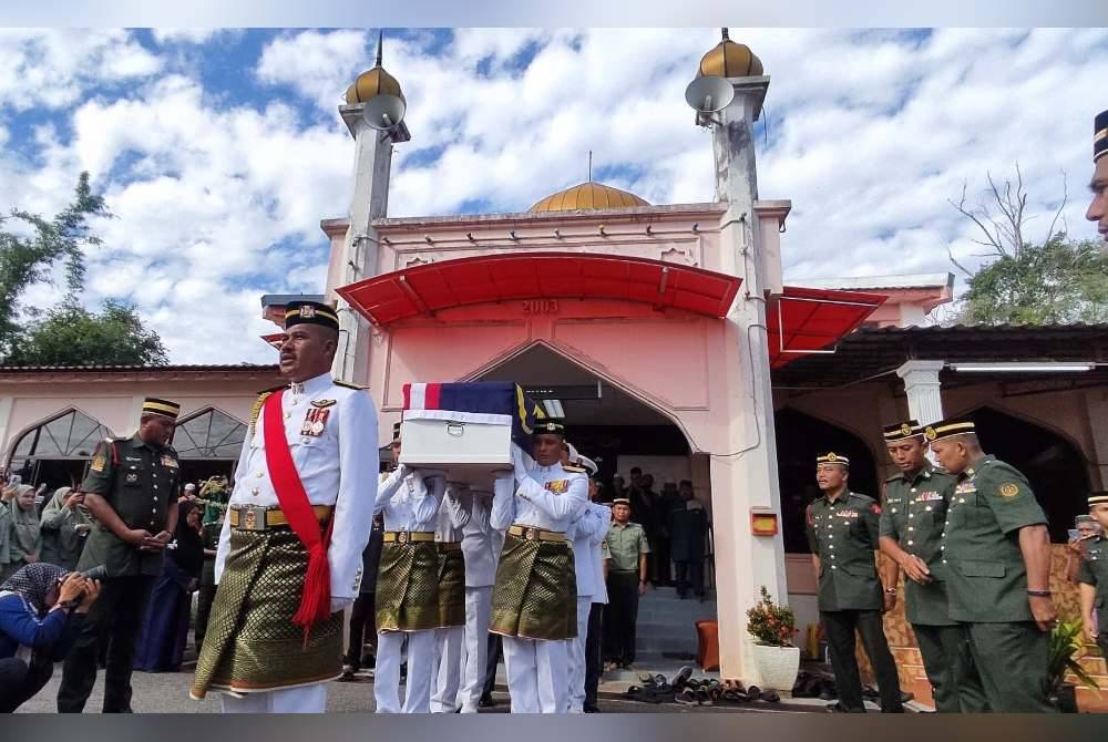 Jenazah Faridah dibawa ke tanah perkuburan mengikut adat istiadat ketenteraan.