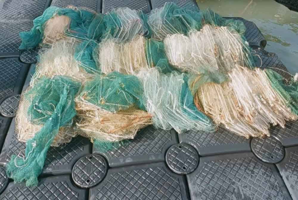 Bubu naga yang dirampas di perairan Sekinchan, Selangor pada Khamis.