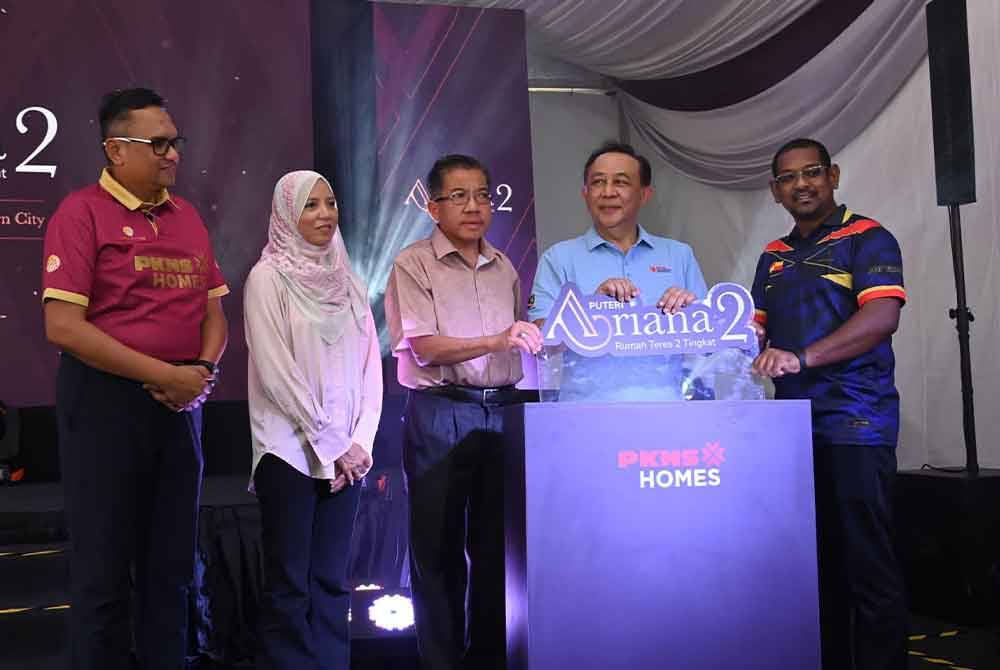 Mahmud (dua kiri) melancarkan projek Puteri Ariana 2 Kota Puteri pada Sabtu.