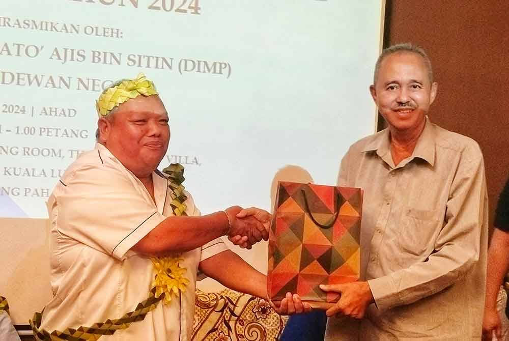 Majid (kiri) ketika menyerahkan cenderamata kepada bekas Ketua Pengarah Jabatan Kemajuan Orang Asli (Jakoa), Profesor Dr Juli Edo yang turut hadir dalam mesyuarat tersebut di Bentong baru-baru ini.