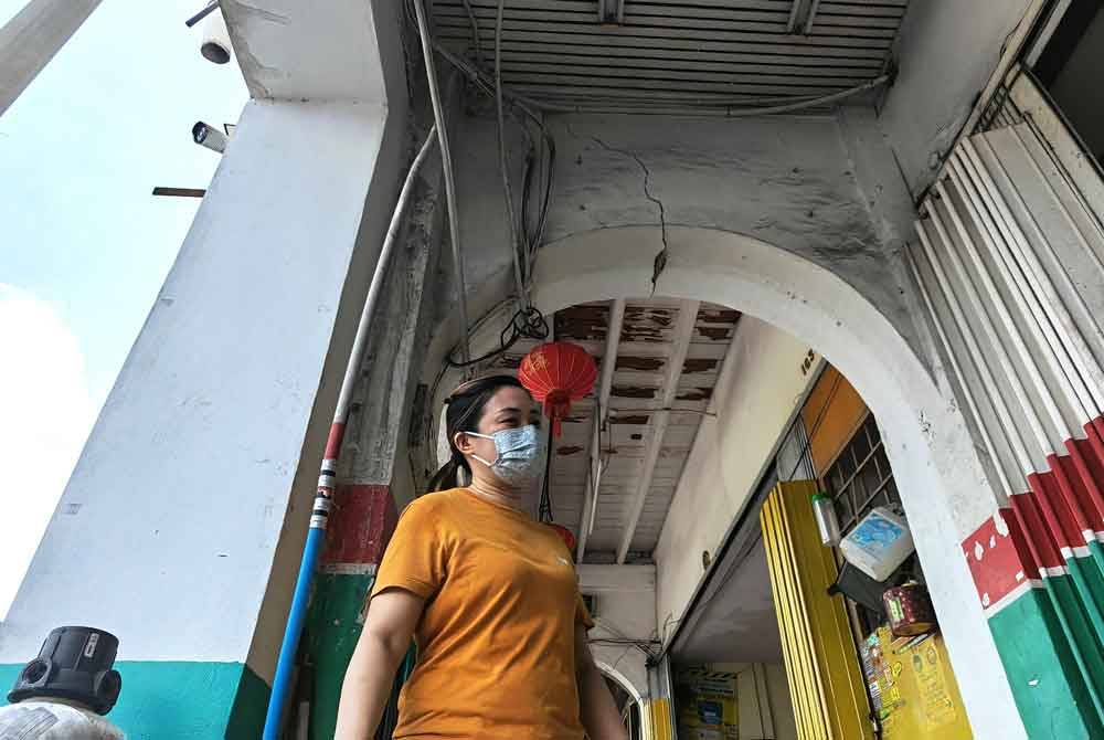 Retak pada dinding di luar kedai yang jelas kelihatan.