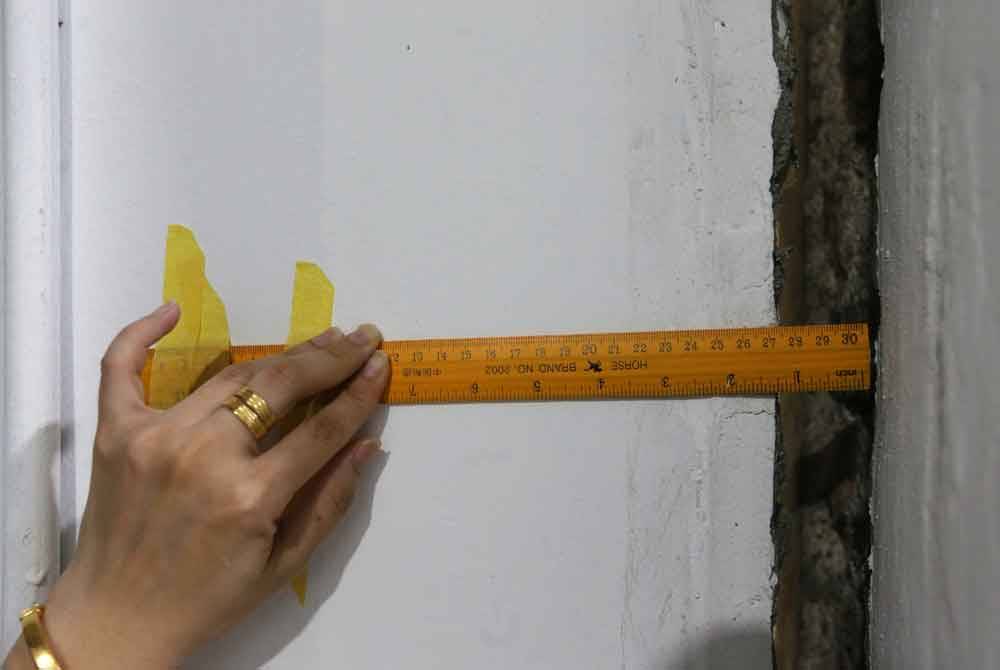 Lebar retak di salah sebuah kedai di Jalan Tuanku Antah