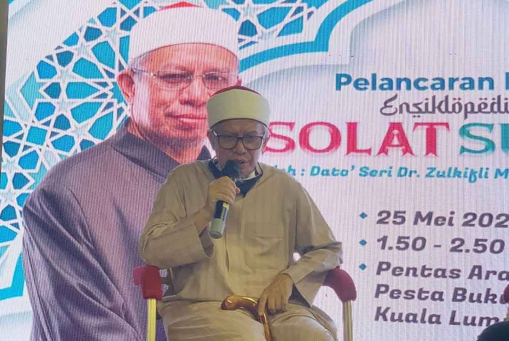 Zulkifli ketika majlis pelancaran buku Ensiklopedia Solat Sunat di Pentas Dunia Ilmu di Pusat Dagangan Dunia (WTC) sempena PBAKL 2024 pada Sabtu.