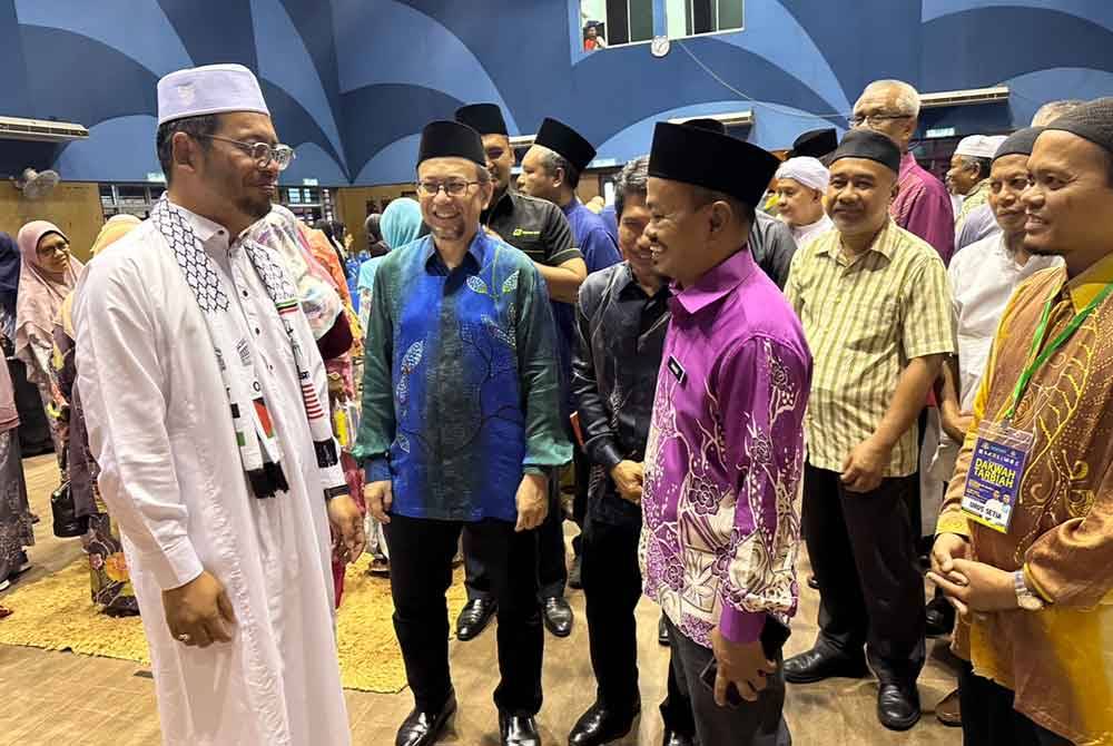 Zulkifli (kiri) bermesra dengan hadirin di Konvensyen Dakwah dan Tarbiah Kelantan 2024.