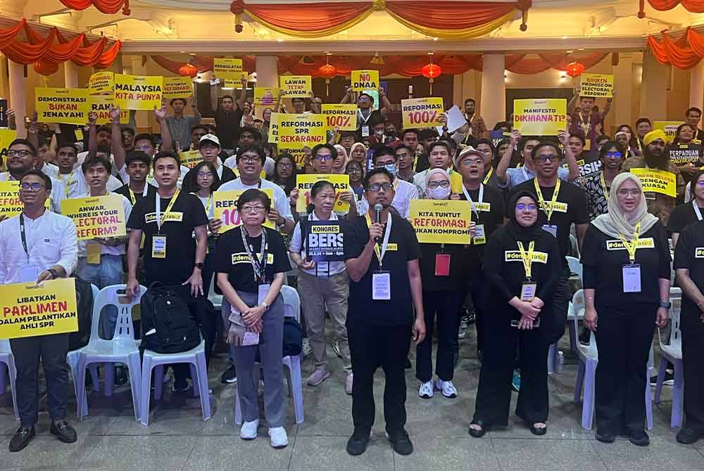 Ahli Bersih melaungkan deklarasi ketika Kongres Bersih yang berlangsung di Kuala Lumpur pada Sabtu.