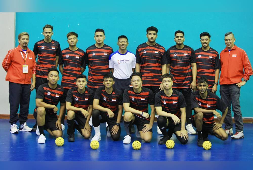 Salleh (berdiri kiri) bersama skuad Singapura yang mara ke suku akhir acara antara regu Piala Dunia Sepak Takraw di Kuala Lumpur. Foto Tim Media