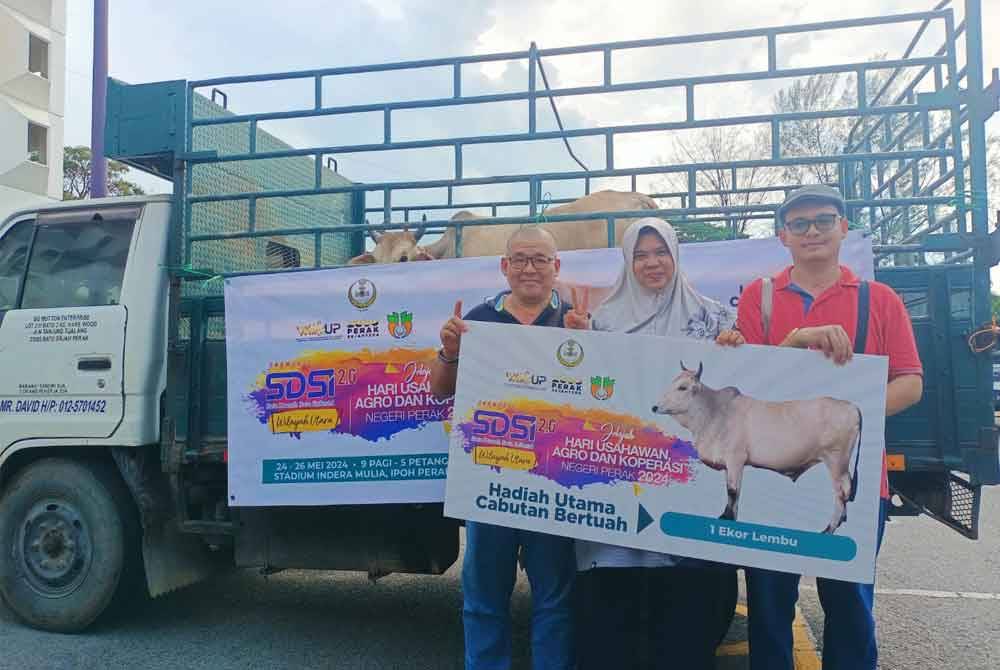 Sarimah bersama suami, Maruzi Ahmad, 58, (kiri) dan anak, Muhamad Azim Maruzi, 30, menganggap kemenangan hadiah utama seekor lembu sebagai rezeki menjelang Aidiladha.