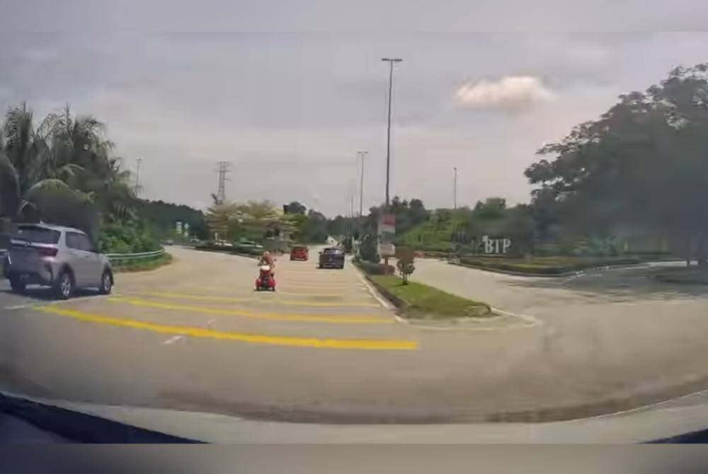 Video tular yang memaparkan penunggang mikromobiliti di Bandar Tasik Puteri, Rawang, di sini, pada Sabtu.