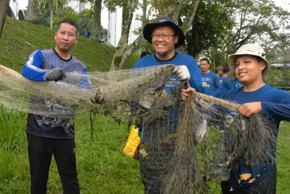 Kaedah menjala digunakan bagi menangkap spesies ikan asing di Sungai Kuyoh, Kuala Lumpur pada Ahad.