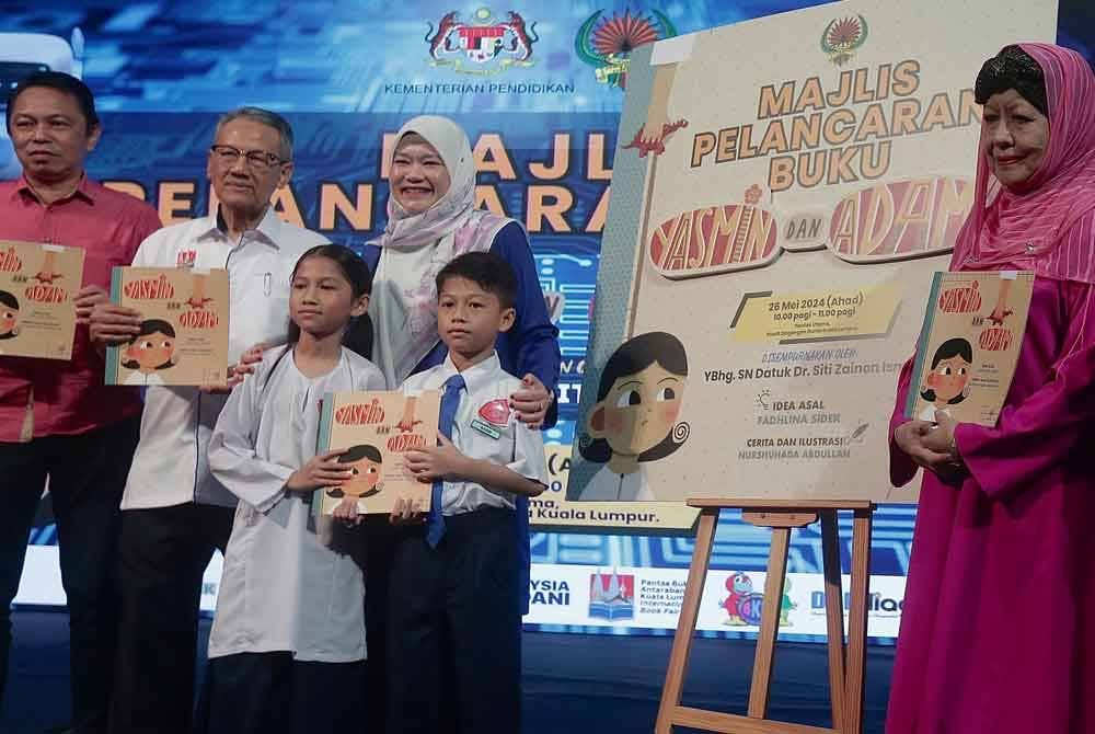 Fadhlina (tiga dari kiri) bergambar selepas melancarkan buku Yasmin dan Adam di Pusat Dagangan Dunia (WTC) Kuala Lumpur, hari ini. - Foto: Bernama