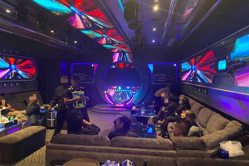 Polis menyerbu empat buah pusat hiburan di Jalan Chulan pada Ahad.