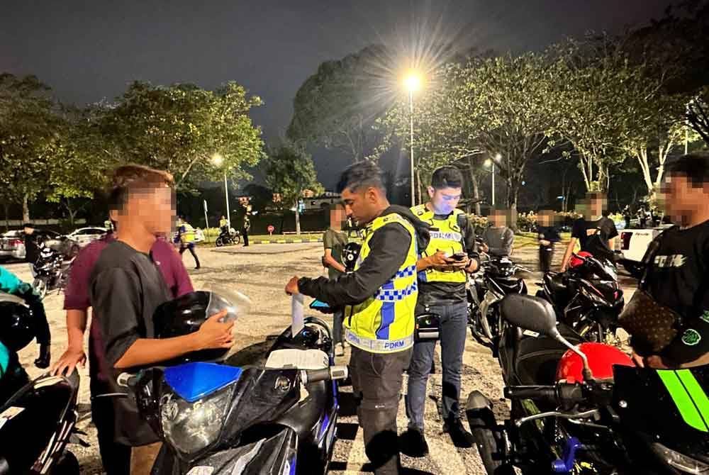 Antara penunggang motosikal yang diperiksa dalam Op Samseng Jalanan di Lebuhraya Guthrie, Sungai Buloh pada Sabtu.