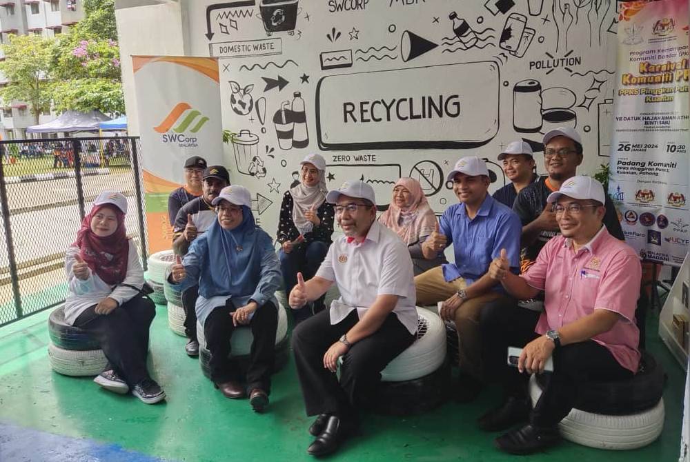 Aiman Athirah (dua dari kiri) bergambar di sudut 3R PPRS Pinggiran Putra 3 yang dirasmikan sempena PKKB: Karnival Komuniti PPRS Pinggiran Putra 3 pada Ahad.