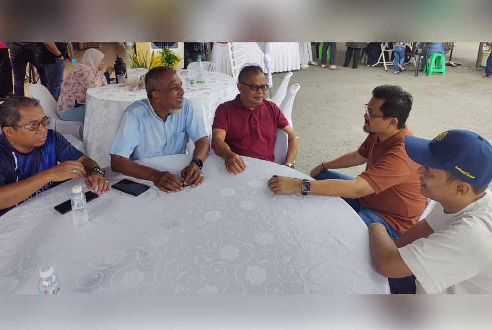 Harrison (dua dari kanan) bersama Mohd Hanif (dua dari kiri) dan penduduk berbual pada Program Jeram Lestari Kesejahteraan Rakyat di Dewan Komuniti Fasa 3 di sini pada Ahad.