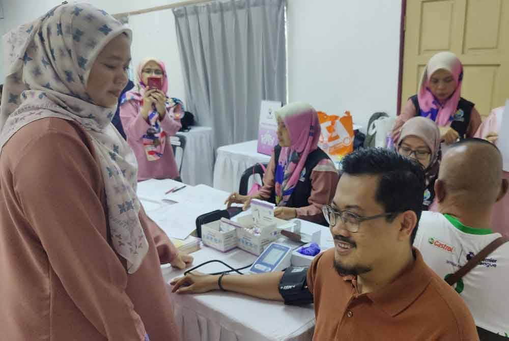 Harrison melakukan pemeriksaan kesihatan semasa Program Jeram Lestari Kesejahteraan Rakyat di Dewan Komuniti Fasa 3 Puncak Alam di Kuala Selangor pada Ahad.