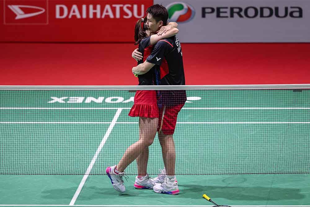 Soon Huat dan Shevon berpelukan meraikan kemenangan ke atas pemain Indonesia Rinov Rivaldy dan Pitha Haningtyas Mentari pada pusingan akhir perlawanan Kejohanan Badminton Masters Malaysia Axiata Arena Bukit Jalil pada Ahad.