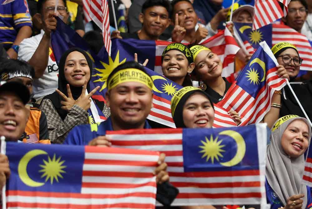 Antara penyokong yang hadir untuk menyaksikan perlawanan Malaysia menentang pasukan Thailand dalam perlawanan akhir Berpasukan pada Kejohanan Piala Dunia Sepak Takraw 2024 di Stadium Titiwangsa petang Ahad. Foto Bernama