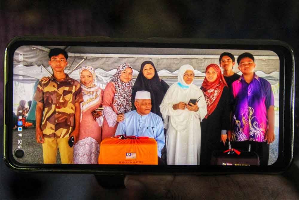 Gambar kenangan terakhir Abnil Hajar bersama keluarga ketika di Hotel Raia, Alor Setar sebelum berlepas ke tanah suci.