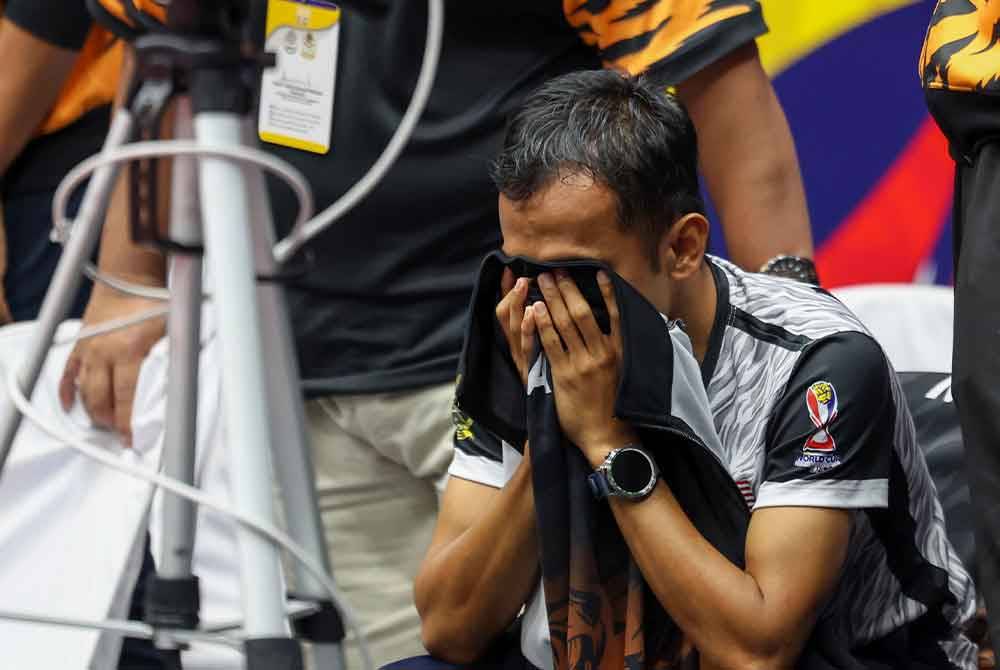 Reaksi sedih pemain Malaysia, Farhan Adam selepas tewas kepada pasukan Thailand dalam perlawanan akhir Berpasukan pada Kejohanan Piala Dunia Sepak Takraw 2024 di Stadium Titiwangsa pada Ahad. Foto Bernama