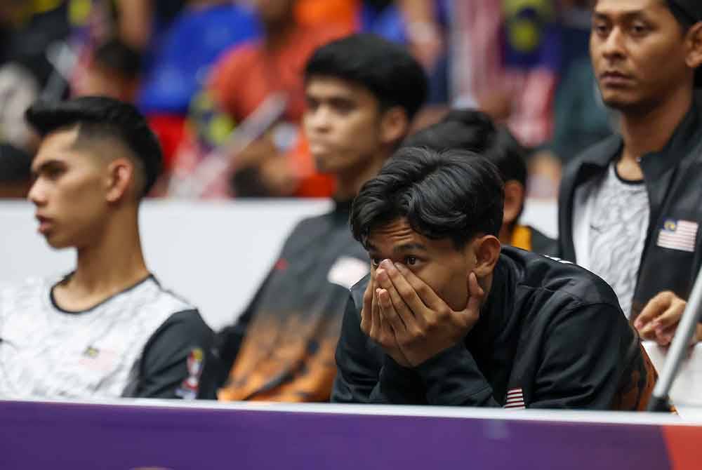 Reaksi sedih pemain Malaysia, Aidil Aiman Azwawi selepas tewas kepada pasukan Thailand dalam perlawanan akhir Berpasukan pada Kejohanan Piala Dunia Sepak Takraw 2024 di Stadium Titiwangsa pada Ahad. Foto Bernama