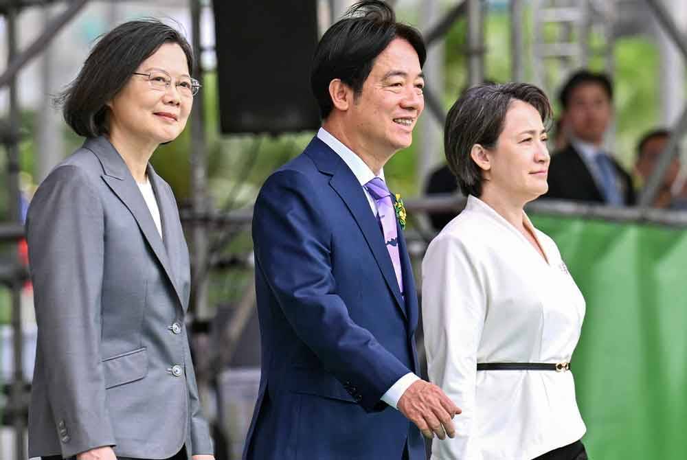 Presiden baharu Taiwan, Lai Ching-te (tengah); Naib Presiden, Hsiao Bi-khim (kanan) dan Presiden, Tsai Ing-wen (kiri) semasa upacara mengangkat sumpah di Bangunan Pejabat Presiden di Taipei. Foto AFP