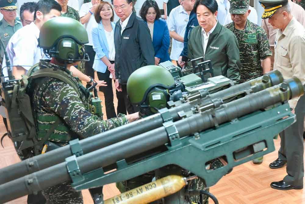 Ching-te (tengah) melihat pameran senjata di Taoyuan, Taiwan. Foto AFP