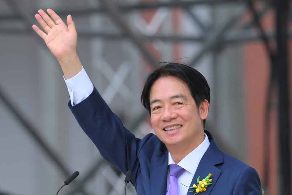 Lai Ching-te melambai tangan selepas menyampaikan ucapan sejurus mengangkat sumpah sebagai Presiden Taiwan. Foto AFP