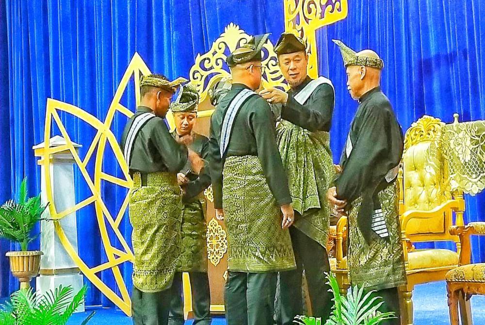 Tengku Kamarulzaman memakaikan sandang kehormat kepada Fadzli pada Program Pemakaian Sandang Penjawatan dan Kehormat PSSGM Pahang di Dewan Konvensyen Sultan Ahmad Shah pada malam Ahad.