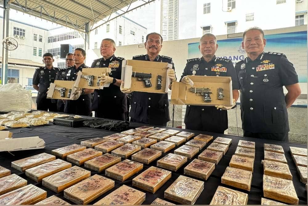 Polis turut merampas enam pucuk pistol dan 100 butir peluru hidup.