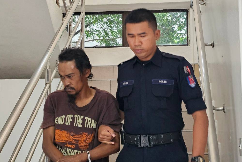 Tertuduh dibawa keluar dari Mahkamah Sesyen Kuala Kangsar pada Isnin selepas mengaku bersalah atas pertuduhan mencederakan bapa dengan sebuah kerusi plastik, minggu lalu.