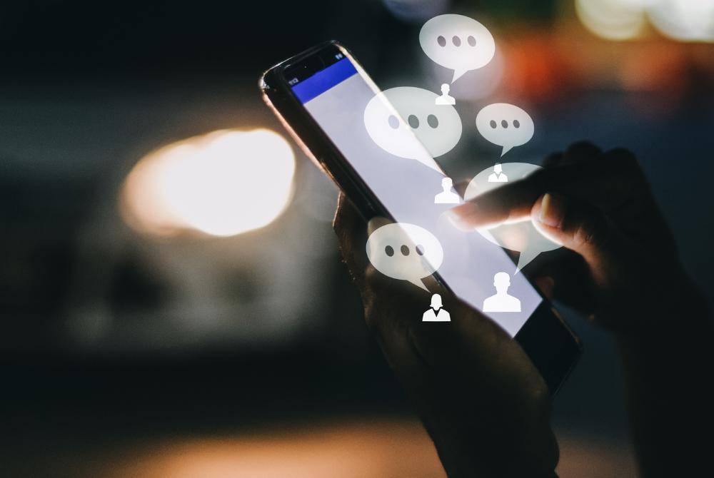 JAGALAH adab apabila menggunakan media sosial sebagaimana diajarkan dalam syariat Islam. -Gambar hiasan/ Foto: Canva