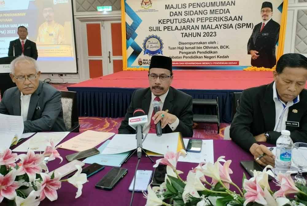 Ismail (tengah) mengumumkan peperiksaan Sijil Pelajaran Malaysia Negeri Kedah.