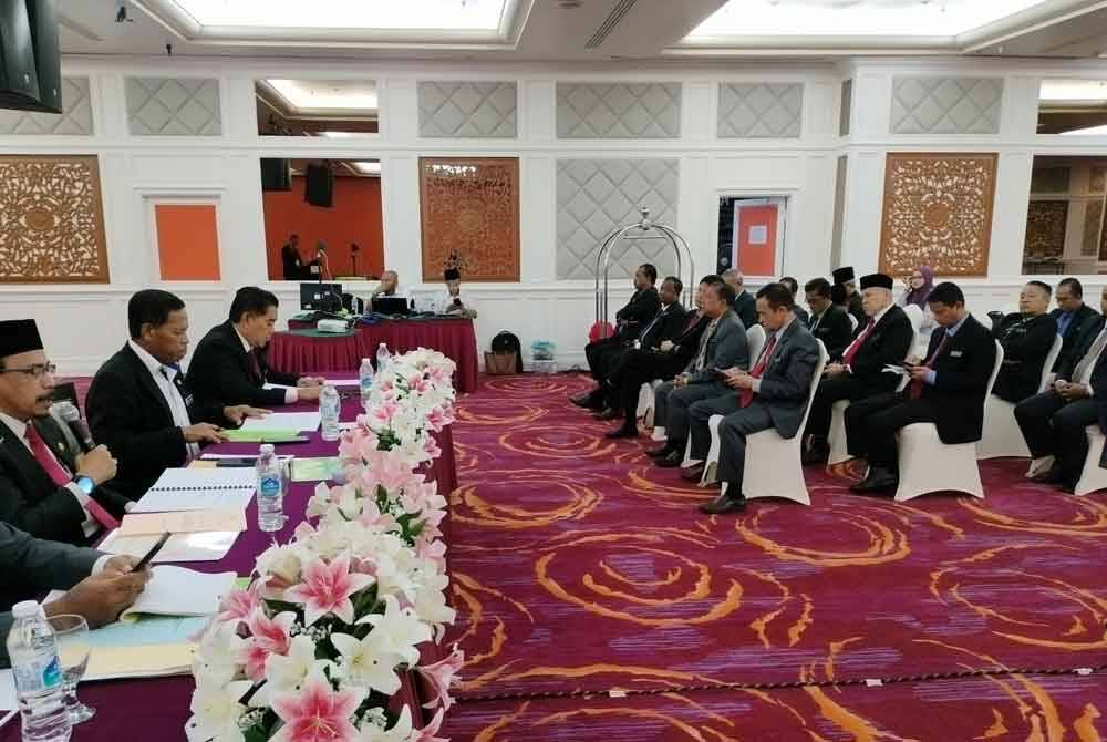 Ismail (kiri) ketika sidang media mengumumkan peperiksaan Sijil Pelajaran Malaysia Negeri Kedah pada Isnin.