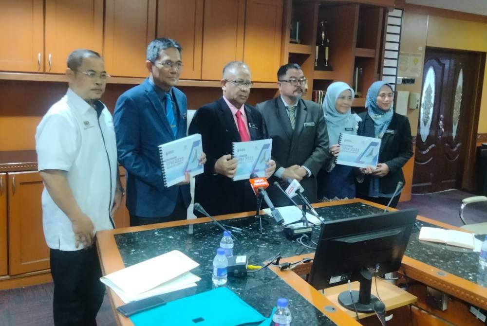 Dr Jafri Abu (tengah) ditemui selepas mengumumkan keputusan SPM Selangor di Jabatan Pendidikan Negeri Selangor di sini pada Isnin.